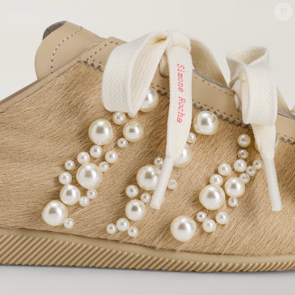 As pérolas aplicadas na lateral e os laços de fita de cetim são alguns dos detalhes que diferenciam o Slip-on Simone Rocha Japan dentro da coleção Originals