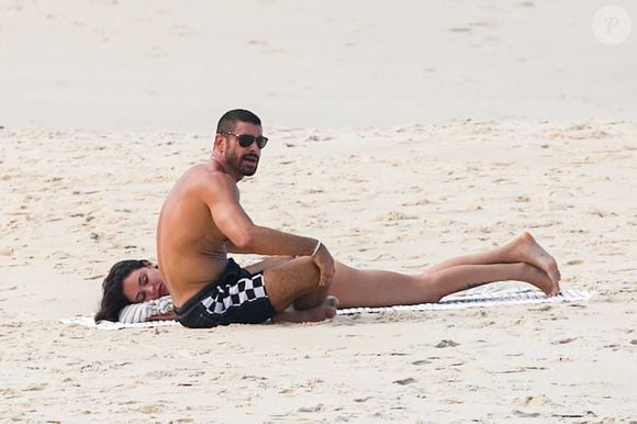 Cauã Reymond foi clicado acompanhado da modelo Luana Mandarino