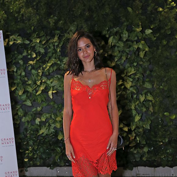 Bruna Marquezine elegeu um vestido tipo camisola para a pré-estreia na novela 'Deus Salve o Rei', realizada no cinema UCI do shopping New York City Center, na Zona Oeste do Rio de Janeiro, nesta segunda-feira, 8 de janeiro de 2017