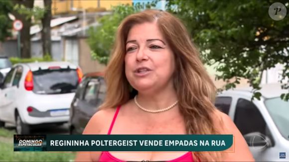 Regininha Poltergeist hoje, aos 54 anos, vende empadas perto de casa no Méier, Zona Norte do Rio