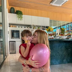 Crianças que apresentem sensibilidade a barulhos comuns devem ser levadas ao pediatra, que pode encaminhar a outros especialistas - na foto, Maria Alice, primogênita de Virgínia e Zé Felipe e que levou as mãos aos ouvidos na hora do parabéns em aniversário da irmã, Maria Flor