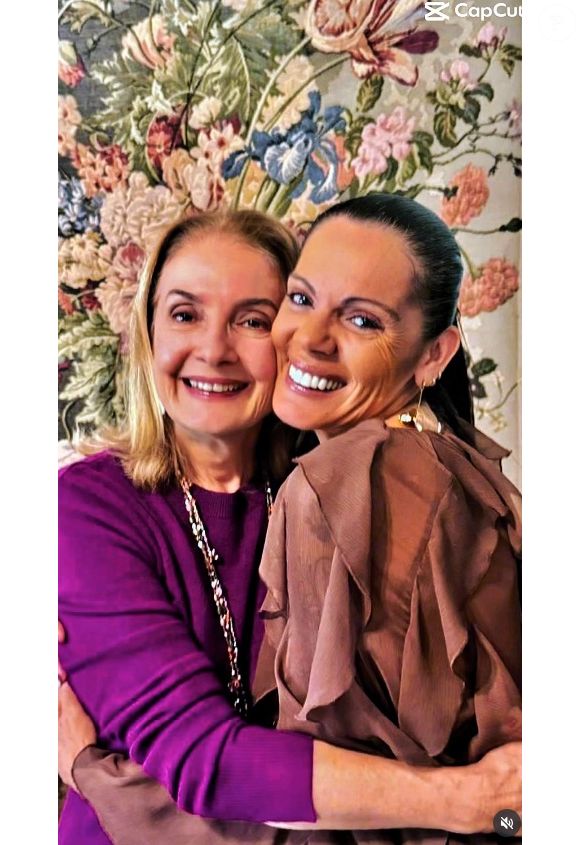 Filha de Glória Menezes posa com a mulher de Tarcísio Filho no aniversário de 91 anos da atriz em 19 de outubro de 2025