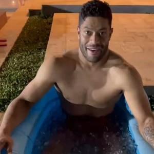 Hulk, do Atlético Mineiro, também se jogou em banheira de gelo