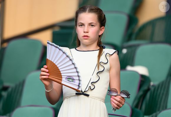 A escolha marca uma quebra suave, mas simbólica, com o protocolo estético da monarquia.