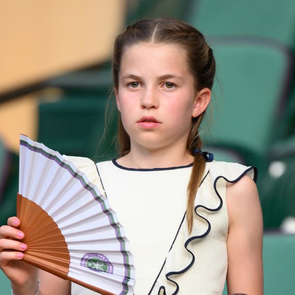 A escolha marca uma quebra suave, mas simbólica, com o protocolo estético da monarquia.
