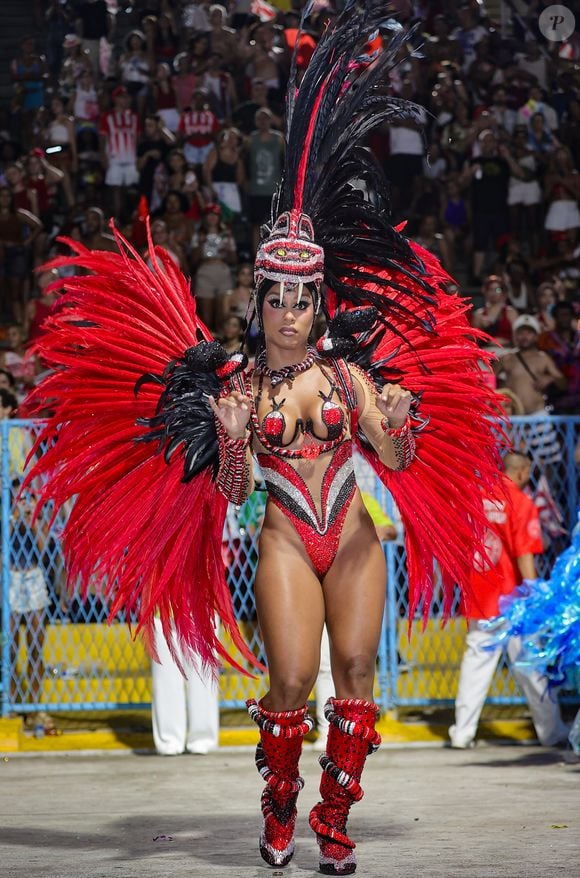 MC Rebecca se fantasiou de cobra coral em desfile do Salgueiro