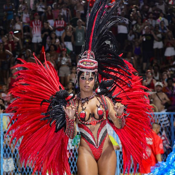 MC Rebecca se fantasiou de cobra coral em desfile do Salgueiro