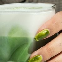 Unhas verde-matcha: essa cor de esmalte chique e fora do óbvio vai virar sua queridinha nesta Primavera