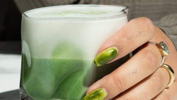 Unhas verde-matcha: essa cor de esmalte chique e fora do óbvio vai virar sua queridinha nesta Primavera