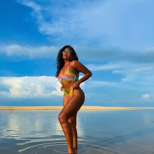 Corpo real de Gaby Amarantos: cantora já lamentou após receber mensagens de ódio por cliques usando biquíni.