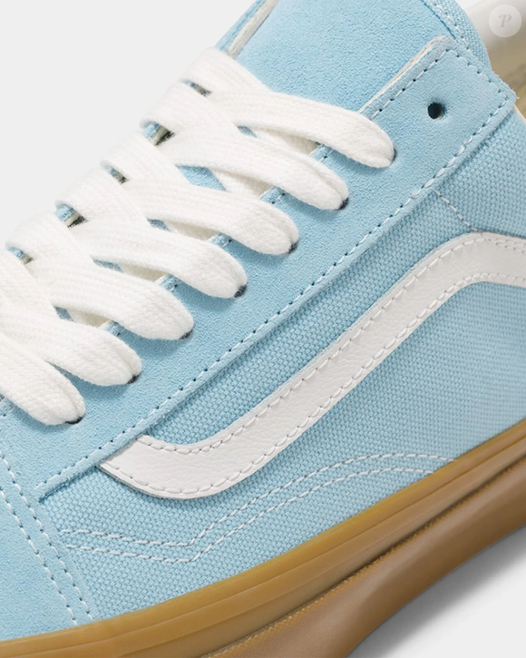 O Vans Old Skool LX Gum Crystal Blue traz parede lateral mais alta com acabamento brilhante e fita inspirada nas solas originais reforçadas Osnaburg dos anos 90