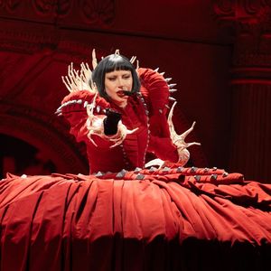 Enquanto não subia, a TV Globo entrevistou diversos fãs de Lady Gaga que estavam aguardando o show na grade