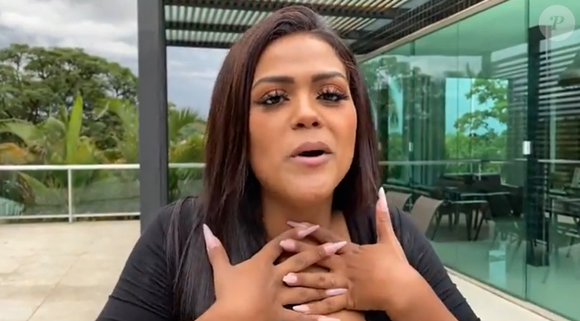 Mansão de Camila Loures: sala principal, equipada com lareira e enormes janelas de vidro que permitem uma vista panorâmica para a Lagoa da Pampulha