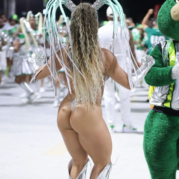 Fabíola de Andrade destacou bumbum com fantasia de fio-dental