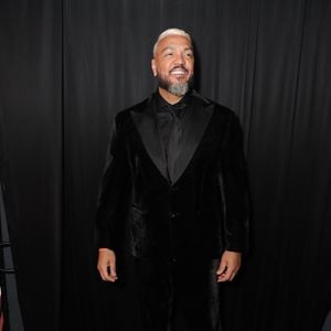 Belo escolheu um all black para o aniversário de 50 anos de Leo Dias em 6 de maio de 2025
