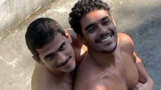 'As pessoas são homofóbicas': Irmão de Arthur Aguiar, o Esqueleto de 'Os Donos do Jogo', série da Netflix, desabafa após críticas à união gay