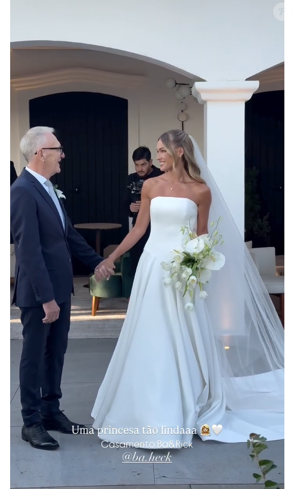 Bárbara Heck apostou em um vestido tomara que caia simples e com um véu gigante