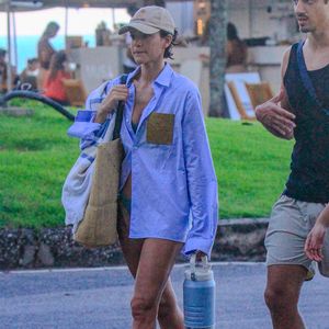 O visual pós-praia de Bruna Marquezine trouxe peças amplas, acessórios discretos e toque fashion de luxo