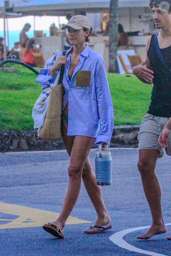 O visual pós-praia de Bruna Marquezine trouxe peças amplas, acessórios discretos e toque fashion de luxo