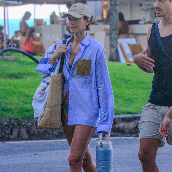 O visual pós-praia de Bruna Marquezine trouxe peças amplas, acessórios discretos e toque fashion de luxo