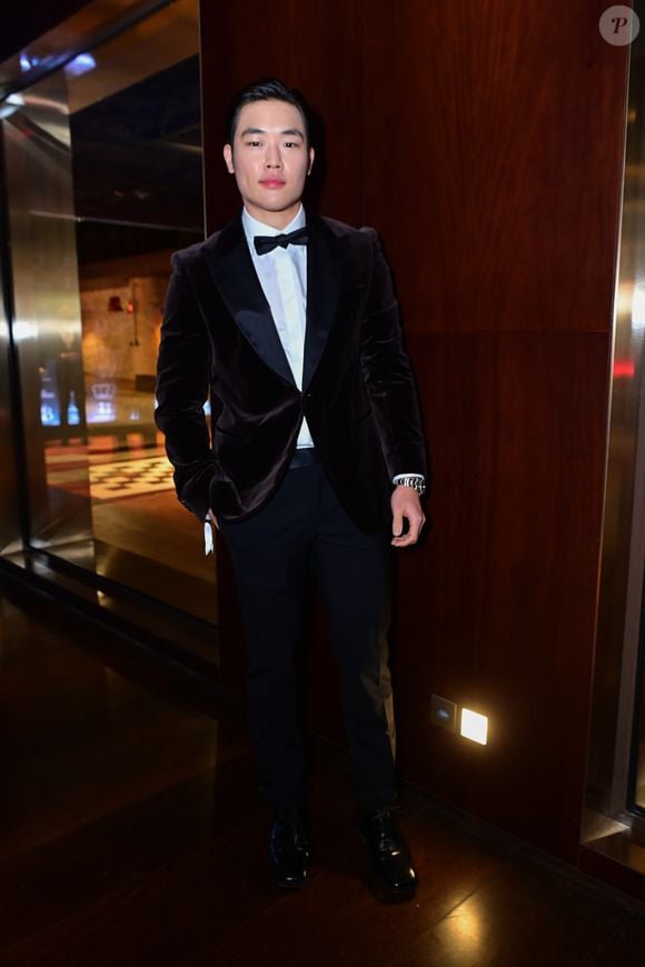 Arthur Paek apostou em um smoking de veludo preto, com lapelas acetinadas, camisa branca e gravata borboleta