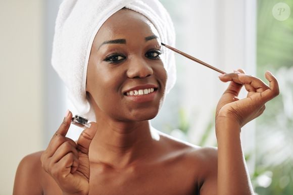 A primeira recomendação de Leire, depois de limpar a pele para remover qualquer resquício de maquiagem ou impureza, é usar um gel para sobrancelhas
