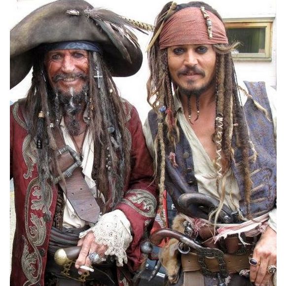 O ator Johnny Depp está em negociação para reprisar Jack Sparrow em 'Piratas do Caribe 6', que ainda está em fase de desenvolvimento