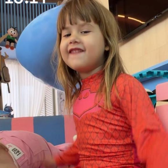 Mesmo com toda a fama da mãe, irmãs escolhem fantasias como presentes do Papai Noel