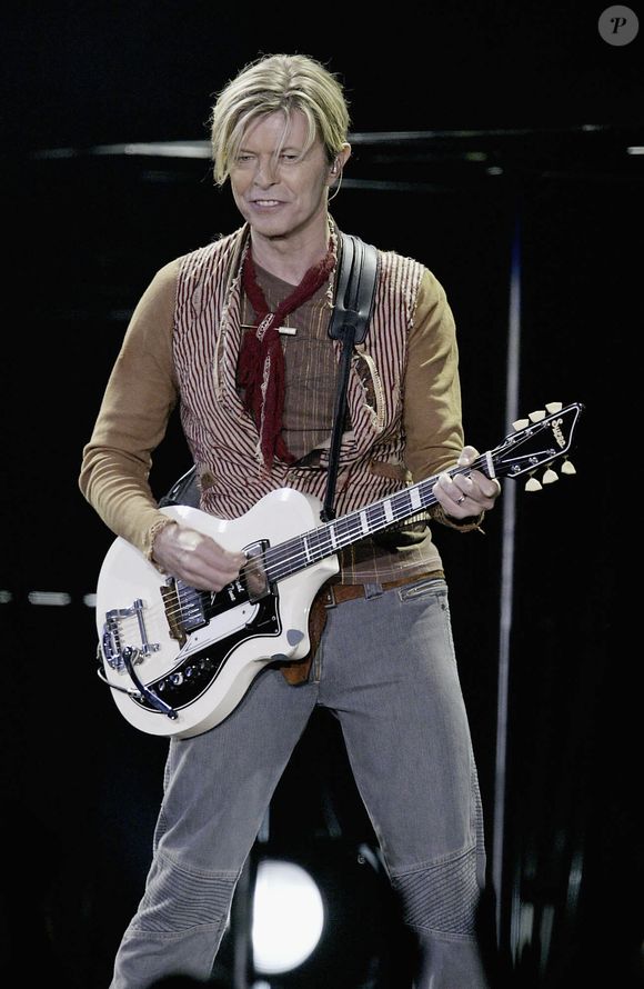 Relembre a controvérsia envolvendo David Bowie nos anos 1970, a prisão por material nazista e o impacto dessas falas em sua carreira