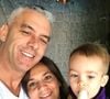 Alexandre Correa resgatou uma foto onde aparecem ele, Claudia Helena e Alezinho, filho dele com Ana Hickmann, ainda bebê