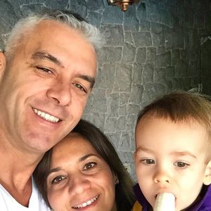 Alexandre Correa resgatou uma foto onde aparecem ele, Claudia Helena e Alezinho, filho dele com Ana Hickmann, ainda bebê