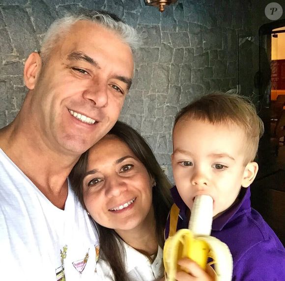 Alexandre Correa resgatou uma foto onde aparecem ele, Claudia Helena e Alezinho, filho dele com Ana Hickmann, ainda bebê