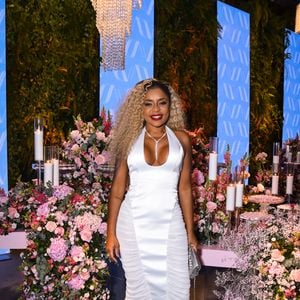 Cariúcha abusou do decote em festa de Vera Viel