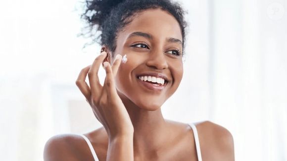 Por trás da promessa de pele perfeita, ainda há muitos mitos sendo reproduzidos, e segui-los pode comprometer — e muito — a saúde da sua pele.