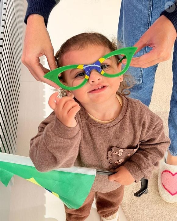 Mãe de Neymar, Nadine Gonçalves celebrou os 2 anos de Helena com uma declaração emocionante. A filha do jogador com Amanda Kimberlly ganhou um álbum repleto de momentos especiais