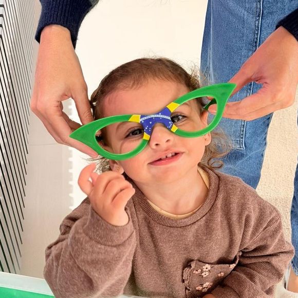 Mãe de Neymar, Nadine Gonçalves celebrou os 2 anos de Helena com uma declaração emocionante. A filha do jogador com Amanda Kimberlly ganhou um álbum repleto de momentos especiais