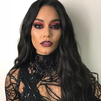 Poucos sabem, mas Vanessa Hudgens se descobriu ‘bruxa’ durante filmagem da Netflix: 'Sempre me senti realmente conectada'