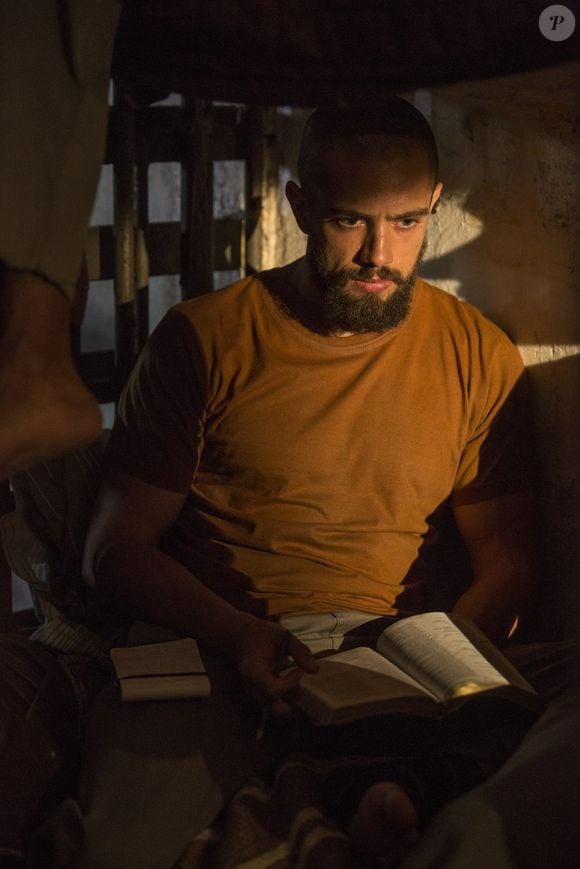César (Rafael Cardoso) impede Sinhá (Laura Cardoso) de sequestrar o filho de Alice (Giovanna Antonelli) e Mario (Bruno Gagliasso) na novela 'Sol Nascente'