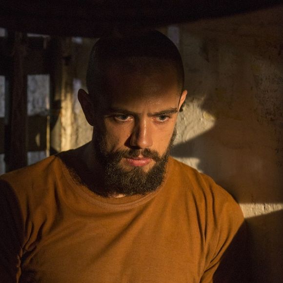 César (Rafael Cardoso) impede Sinhá (Laura Cardoso) de sequestrar o filho de Alice (Giovanna Antonelli) e Mario (Bruno Gagliasso) na novela 'Sol Nascente'
