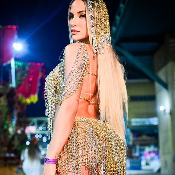 Gabi Martins é musa da Vila Isabel