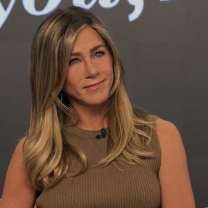 Jennifer Aniston investiu US$ 13,5 milhões em uma mansão de luxo na Califórnia após o fim do casamento com Brad Pitt. A residência de 930 m² foi reformada e, cinco anos depois, negociada por um valor estimado em até US$ 38 milhões
