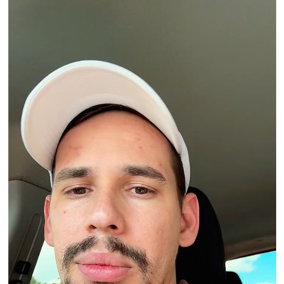 Lucas Borbas revelou que tem chorado muito com o estado da esposa e ainda pediu orações aos fãs