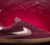 A combinação entre o tom vinho Deep Burgundy, detalhes em creme e rosa antigo e a silhueta slim faz do novo tênis da Bershka uma opção versátil para quem deseja atualizar o guarda roupa sem abrir mão do conforto