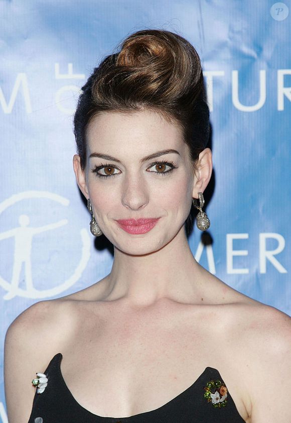 2010: se liga neste topetão de Anne Hathaway para um evento!