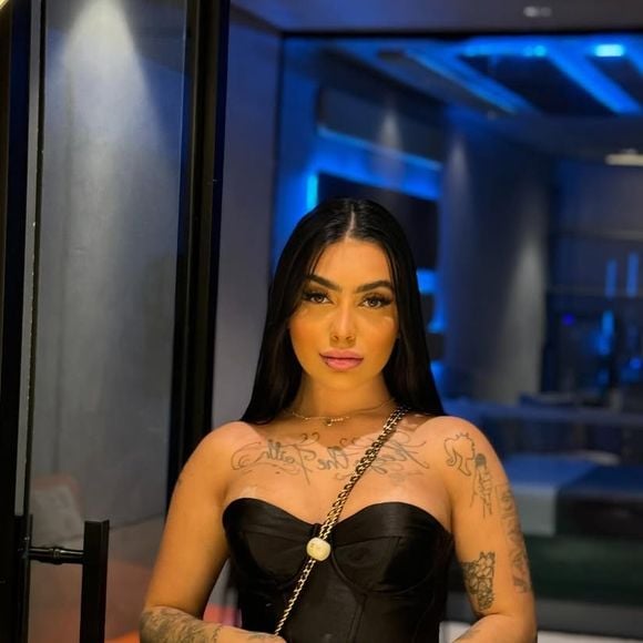 Menos de um mês depois do parto, MC Mirella passou por um combo de cirurgias plásticas