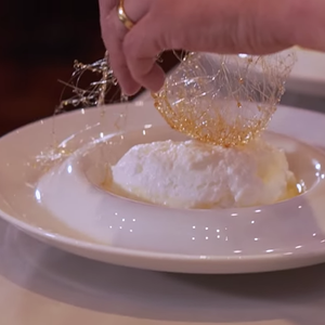 Em sua receita, Érick Jacquin faz um caramelo para incrementar, mas esse passo é opcional
