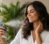 Nas notas de fundo, o perfume árabe Reem Asdaaf traz acordes amadeirados, almíscar branco e baunilha, equilibrando elementos frescos, florais e quentes