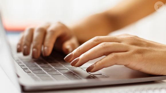 O esmalte marrom transmite sobriedade e autenticidade nas unhas