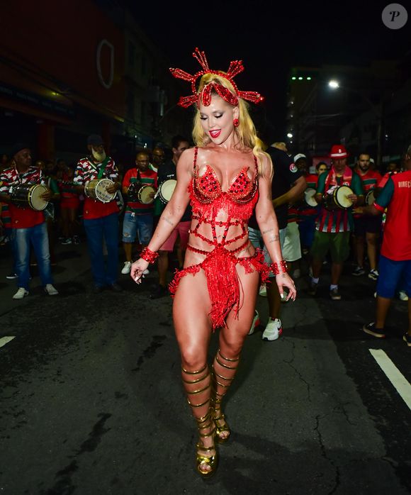 Virgínia Fonseca escolheu fantasia vermelha recortada para ensaio do pré-carnaval 2026