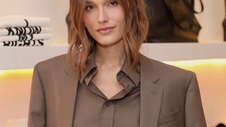 Esse look estilo officecore de Sasha Meneghel na cor marrom chocotone é tão chique e elegante, do escritório ao jantar sofisticado